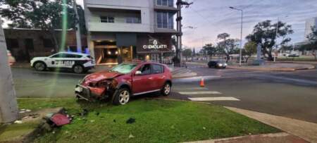 Una automovilista perdió el control y chocó contra una columna en la rotonda de Mitre y Sáenz Peña imagen-5