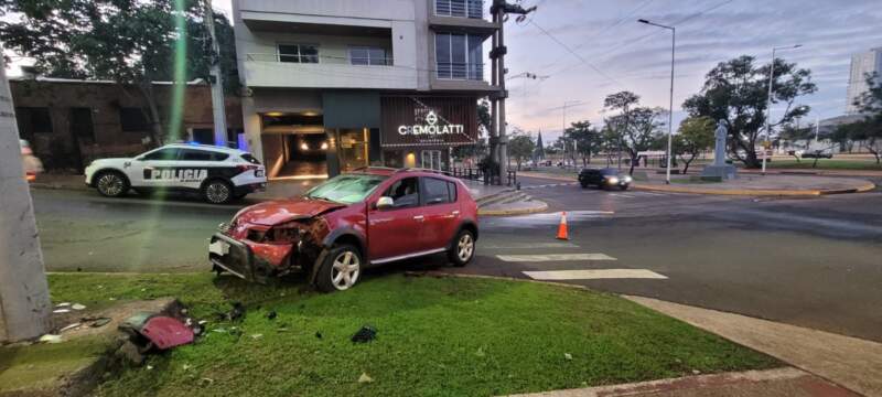 Una automovilista perdió el control y chocó contra una columna en la rotonda de Mitre y Sáenz Peña imagen-6