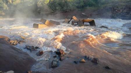 Por el desborde del arroyo Yabebiry, continúa clausurado el puente provisorio entre Santo Domingo Savio y Mártires imagen-11