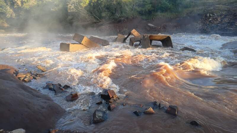 Por el desborde del arroyo Yabebiry, continúa clausurado el puente provisorio entre Santo Domingo Savio y Mártires imagen-12