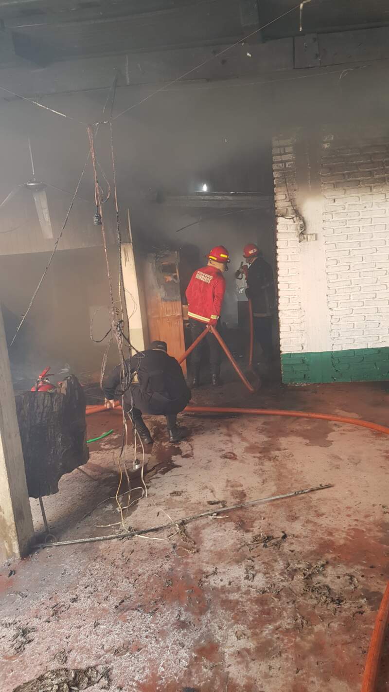 Un incendio provocó daños materiales en una vivienda y depósitos de Posadas imagen-3