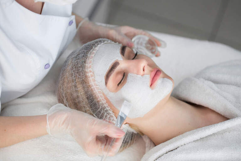 Peeling facial: cómo funciona el tratamiento que ayuda a reducir manchas, arrugas y signos de fotoenvejecimiento Peeling facial: cómo funciona el tratamiento que ayuda a reducir manchas, arrugas y signos de fotoenvejecimiento imagen-12