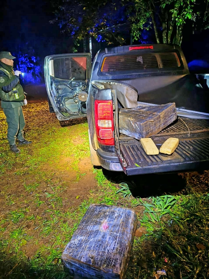 Embistió un control, huyó y abandonó más de una tonelada de marihuana valuada en $3.800 millones 7 Embistió un control, huyó y abandonó más de una tonelada de marihuana valuada en $3.800 millones imagen-6