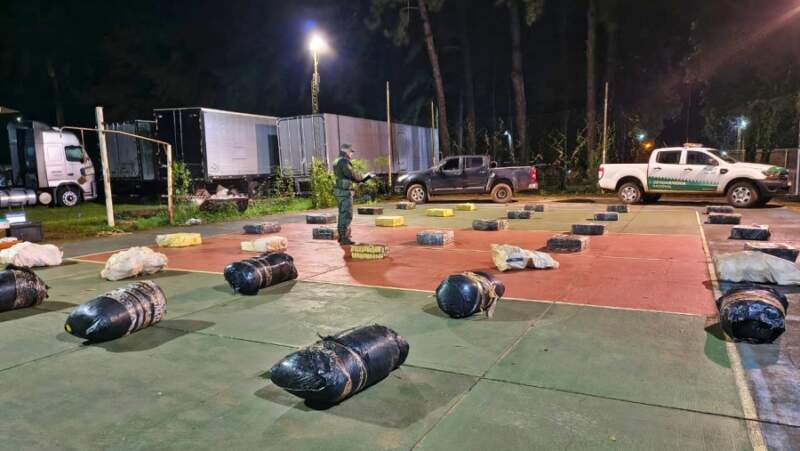 Embistió un control, huyó y abandonó más de una tonelada de marihuana valuada en $3.800 millones 3 Embistió un control, huyó y abandonó más de una tonelada de marihuana valuada en $3.800 millones imagen-2