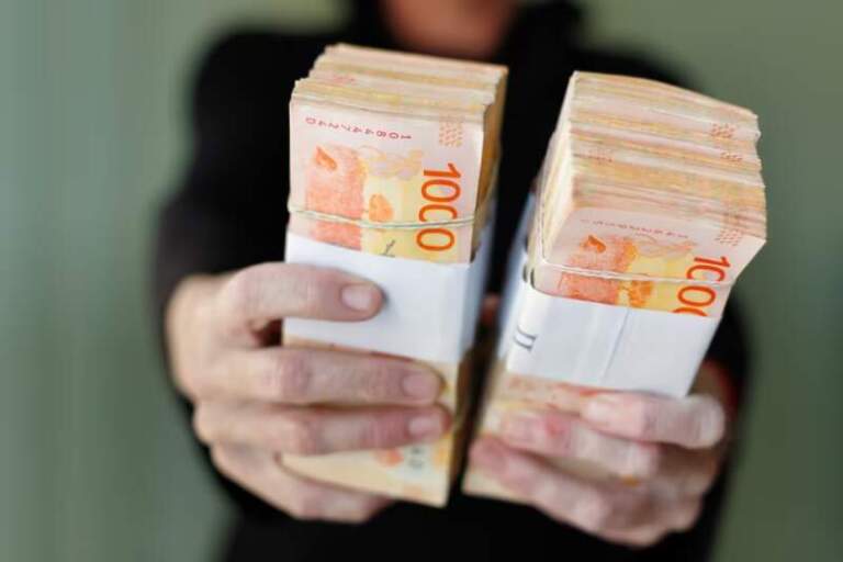 El aguinaldo cambia de destino: cada vez más argentinos lo usarán para pagar deudas imagen-29