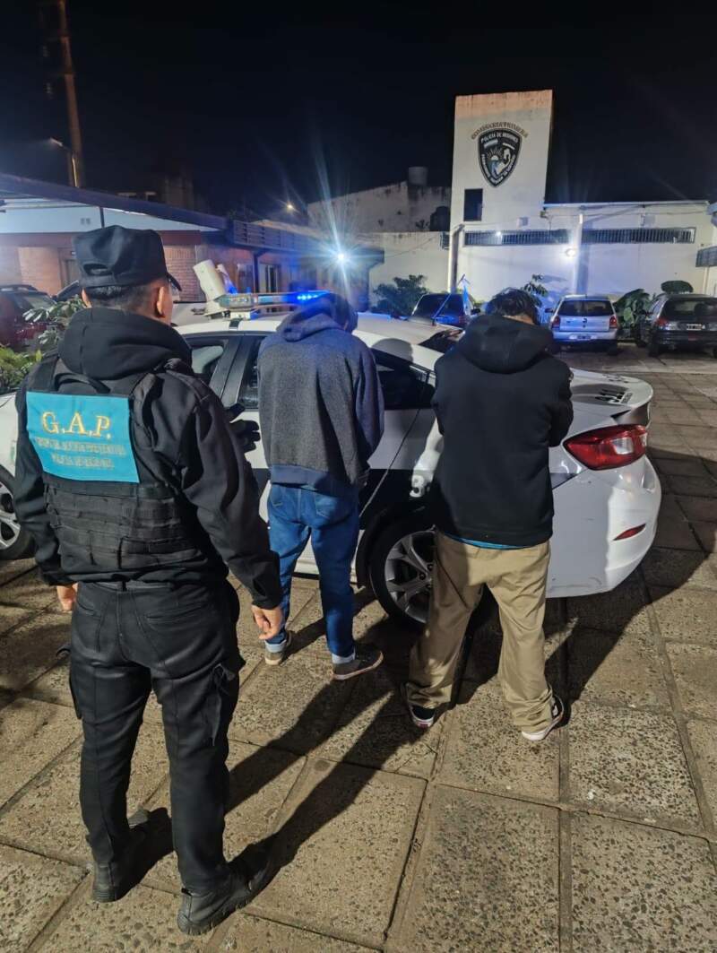 Intentaron huir tras chocar en la Costanera de Posadas y fueron detenidos 3 Intentaron huir tras chocar en la Costanera de Posadas y fueron detenidos imagen-2
