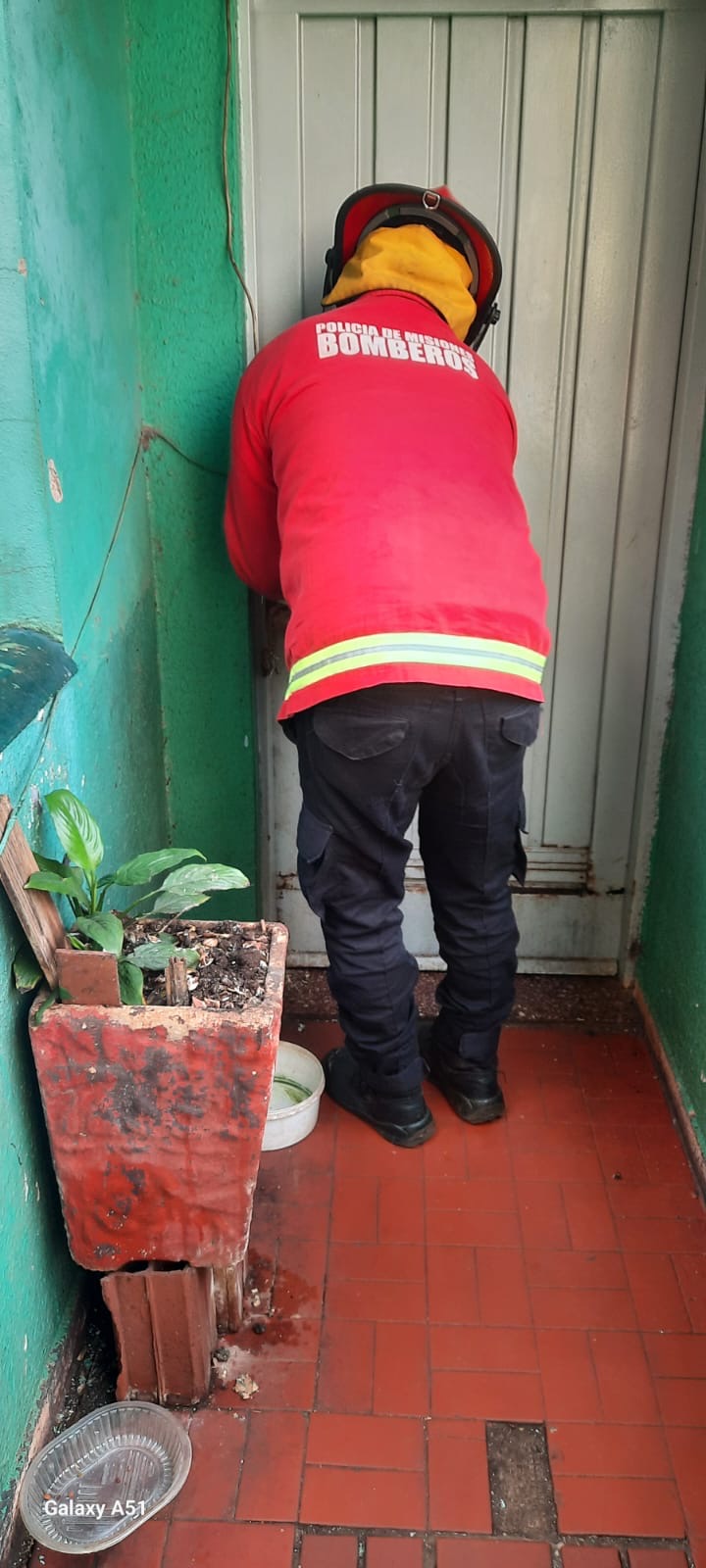 Bomberos asistieron a dos adultas mayores que habían quedado atrapadas en su departamento en Posadas imagen-4