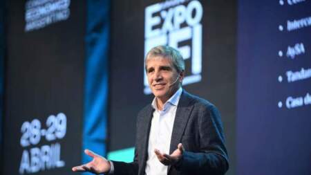 Caputo presenta el plan para afrontar la deuda hasta 2027 y busca llevar tranquilidad a los mercados imagen-11