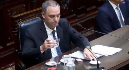 La Justicia prohibió la salida del país sin autorización del ex jefe de Gabinete Manuel Adorni imagen-11