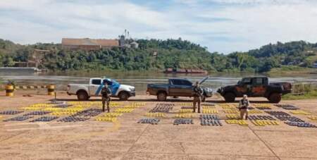 Prefectura secuestró en el Alto Paraná casi una tonelada de estupefacientes valuada en más de $3.700 millones imagen-11