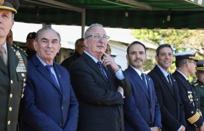 Gobernadores Passalacqua y Valdés participaron de la entrega de uniformes de gala a cadetes del Liceo Storni imagen-4