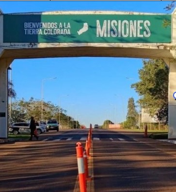 Giro identitario en el acceso a Misiones: Retiraron el cartel de "Provincia Start Up" y volvió el histórico "Bienvenidos a la Tierra Colorada" imagen-11