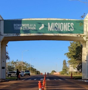 Giro identitario en el acceso a Misiones: Retiraron el cartel de "Provincia Start Up" y volvió el histórico "Bienvenidos a la Tierra Colorada" imagen-11