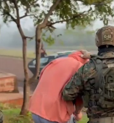 Una patrulla policial fue atacada para impedir una detención en Itaembé Guazú: allanaron las viviendas y arrestaron al clan familiar imagen-11