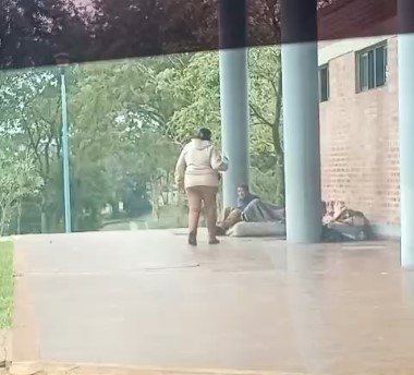 Repudio en San Javier: una mujer que trabaja en la Terminal desalojó a personas en situación de calle arrojándoles agua imagen-2