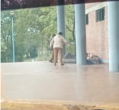 Repudio en San Javier: una mujer que trabaja en la Terminal desalojó a personas en situación de calle arrojándoles agua imagen-14