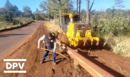 Intensifican trabajos de limpieza y perfilado de banquinas en la Ruta 17 imagen-7