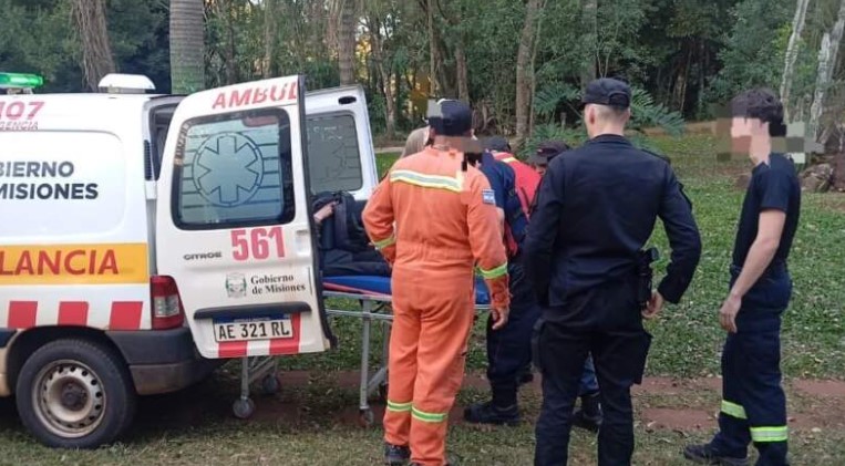 Bomberos Voluntarios y la Policía asistieron a una turista francesa tras una caída en el Parque Provincial Salto Encantado imagen-12
