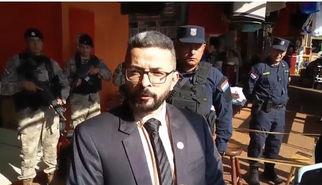 Encarnación: Fiscal Enrique Forneron allana local comercial por presunta estafa con venta de iPhones falsificados 3 Encarnación: Fiscal Enrique Forneron allana local comercial por presunta estafa con venta de iPhones falsificados imagen-2