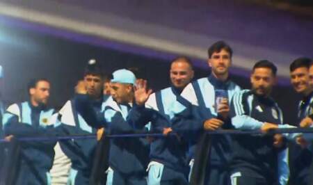 La Selección Argentina regresó al país, saludó desde un micro descapotable y fue ovacionada por los hinchas La Selección Argentina regresó al país, saludó desde un micro descapotable y fue ovacionada por los hinchas imagen-2