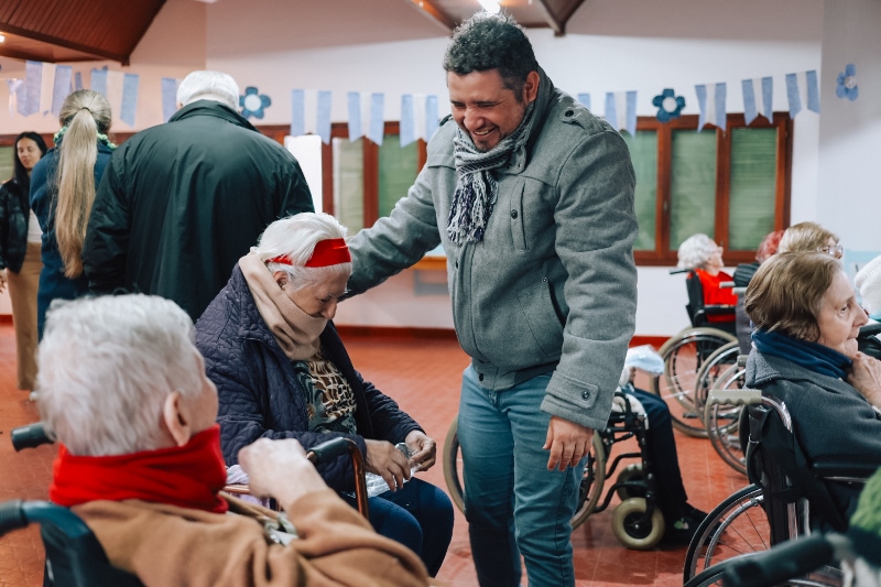 Finalizó un ciclo de neuroestimulación y terapia asistida con perros para adultos mayores del Monoclínico de Miguel Lanús 27 Finalizó un ciclo de neuroestimulación y terapia asistida con perros para adultos mayores del Monoclínico de Miguel Lanús imagen-26
