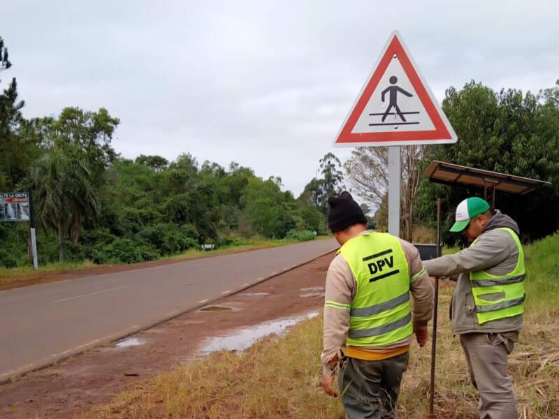 Más seguridad en las rutas: renuevan e incorporan señalización vial en distintos corredores de Misiones imagen-2