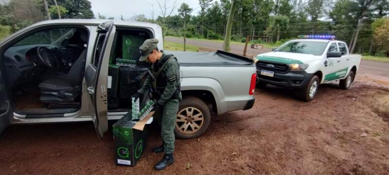 Evadieron un control y abandonaron dos vehículos cargados con 23.000 atados de cigarrillos de contrabando imagen-12