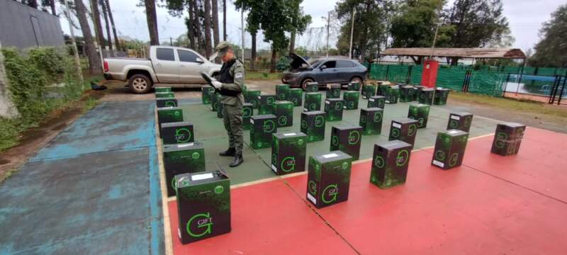 Evadieron un control y abandonaron dos vehículos cargados con 23.000 atados de cigarrillos de contrabando imagen-2