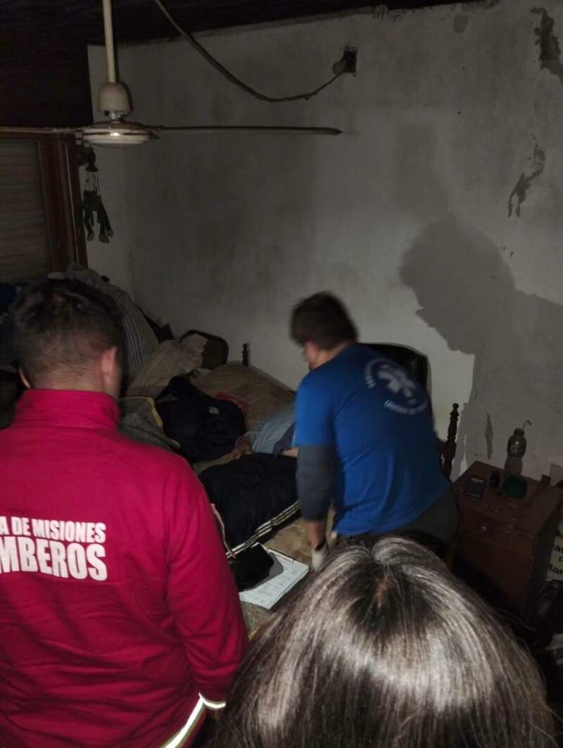 Bomberos asistieron a un adulto mayor con discapacidad tras una caída en su vivienda 3 Bomberos asistieron a un adulto mayor con discapacidad tras una caída en su vivienda imagen-2