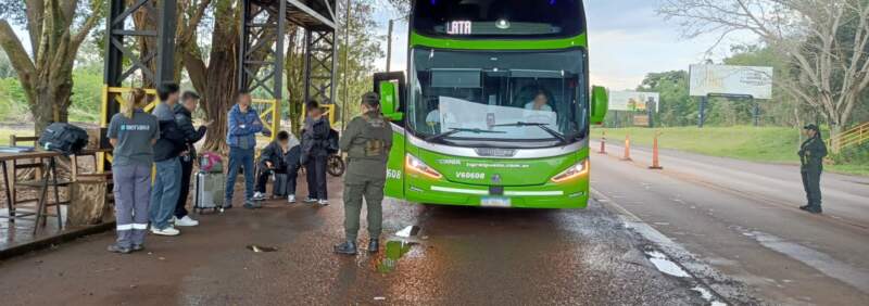 Expulsan por el puente "Tancredo Neves" a cinco ciudadanos chinos que ingresaron al país de manera ilegal imagen-2
