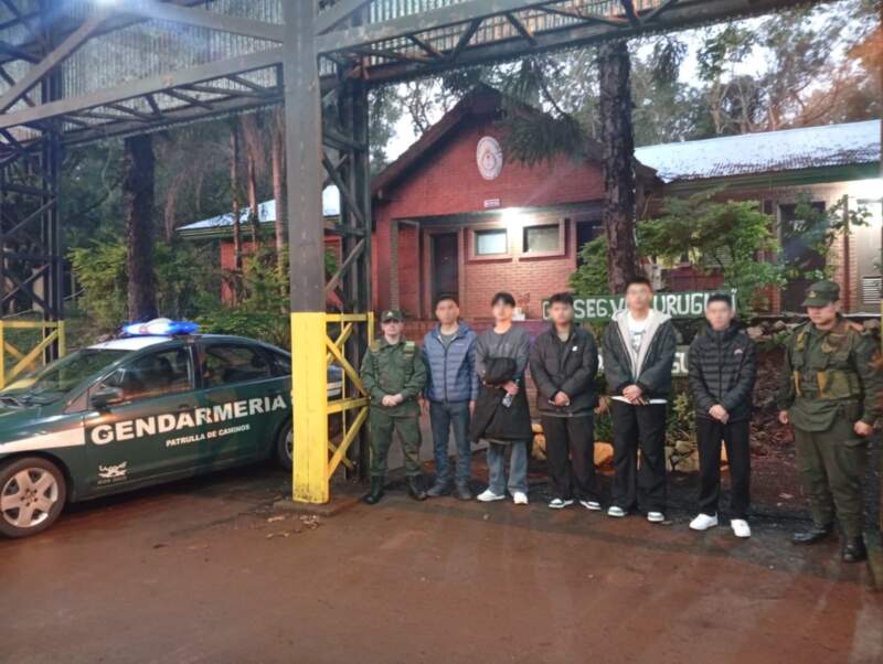 Expulsan por el puente "Tancredo Neves" a cinco ciudadanos chinos que ingresaron al país de manera ilegal imagen-13