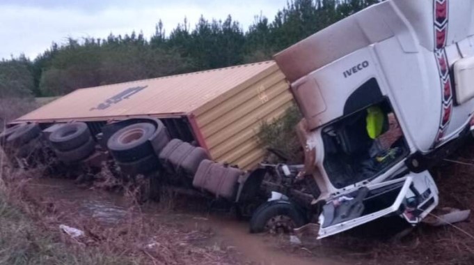 Un camión despistó sobre la Ruta Nacional 14 imagen-13