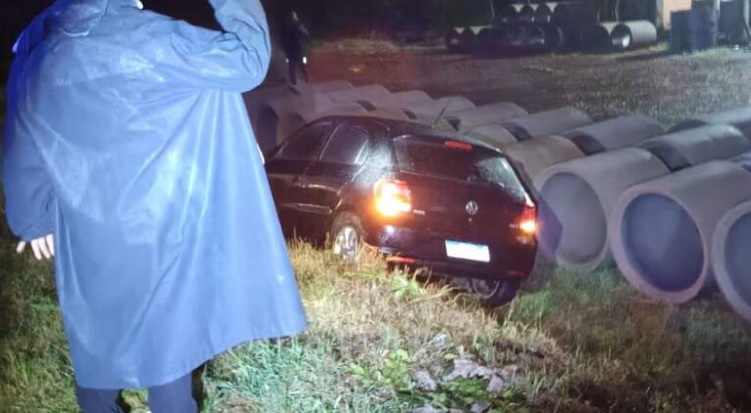 Una familia sufrió un despiste al impactar contra un raído de yerba sobre la Ruta Provincial 13 en San Vicente imagen-6