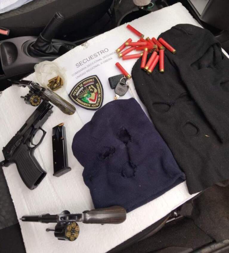 Hallaron un arsenal oculto en el auto de la peligrosa banda brasileña detenida en Oberá Hallaron un arsenal oculto en el auto de la peligrosa banda brasileña detenida en Oberá imagen-12