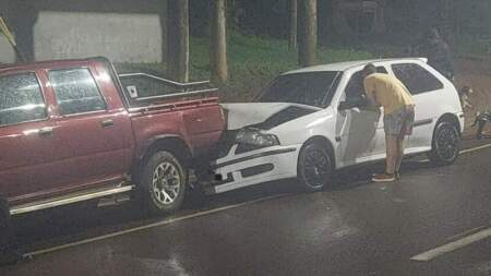 Despistó tras sufrir una descompensación y chocó contra una camioneta estacionada en Posadas imagen-11