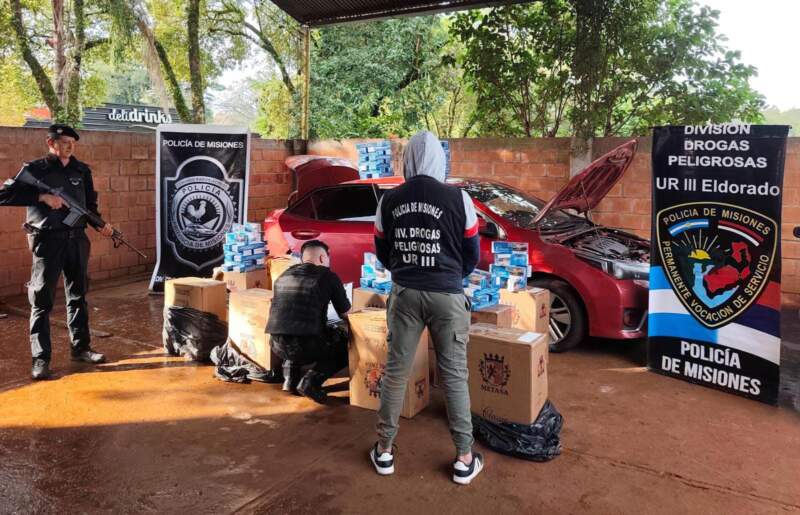 Lo cercó la Policía, escapó a pie y dejó un auto repleto de cigarrillos de contrabando valuados en $34 millones 5 Lo cercó la Policía, escapó a pie y dejó un auto repleto de cigarrillos de contrabando valuados en $34 millones imagen-4