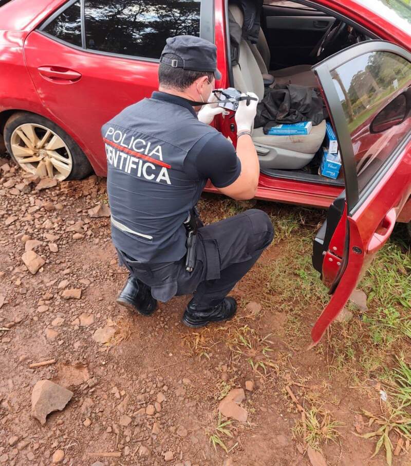 Lo cercó la Policía, escapó a pie y dejó un auto repleto de cigarrillos de contrabando valuados en $34 millones imagen-12