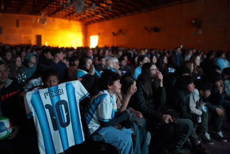 Una multitud alentó a la Selección Argentina en el Cine Teatro Alem imagen-12