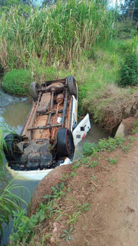 Una camioneta cayó a un barranco tras despistar en Jardín América imagen-11