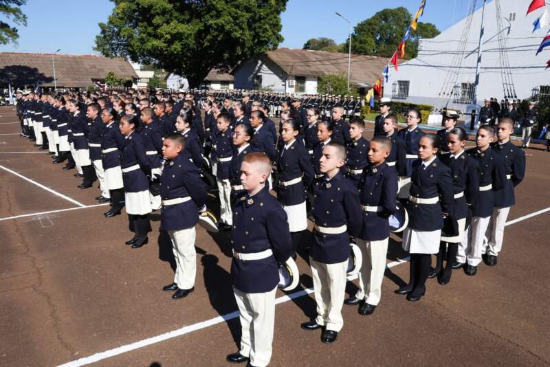 Gobernadores Passalacqua y Valdés participaron de la entrega de uniformes de gala a cadetes del Liceo Storni 3 Gobernadores Passalacqua y Valdés participaron de la entrega de uniformes de gala a cadetes del Liceo Storni imagen-2
