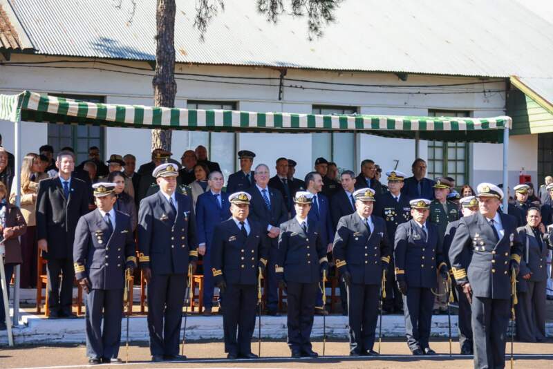 Gobernadores Passalacqua y Valdés participaron de la entrega de uniformes de gala a cadetes del Liceo Storni 7 Gobernadores Passalacqua y Valdés participaron de la entrega de uniformes de gala a cadetes del Liceo Storni imagen-6