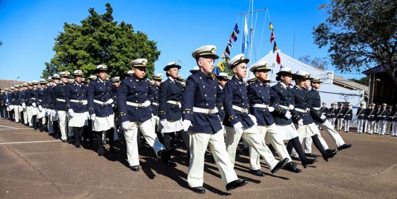 Gobernadores Passalacqua y Valdés participaron de la entrega de uniformes de gala a cadetes del Liceo Storni 5 Gobernadores Passalacqua y Valdés participaron de la entrega de uniformes de gala a cadetes del Liceo Storni imagen-4