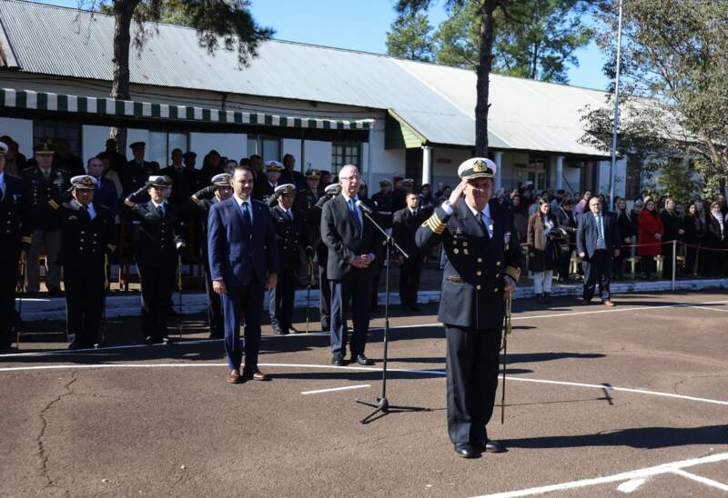 Gobernadores Passalacqua y Valdés participaron de la entrega de uniformes de gala a cadetes del Liceo Storni 13 Gobernadores Passalacqua y Valdés participaron de la entrega de uniformes de gala a cadetes del Liceo Storni imagen-12