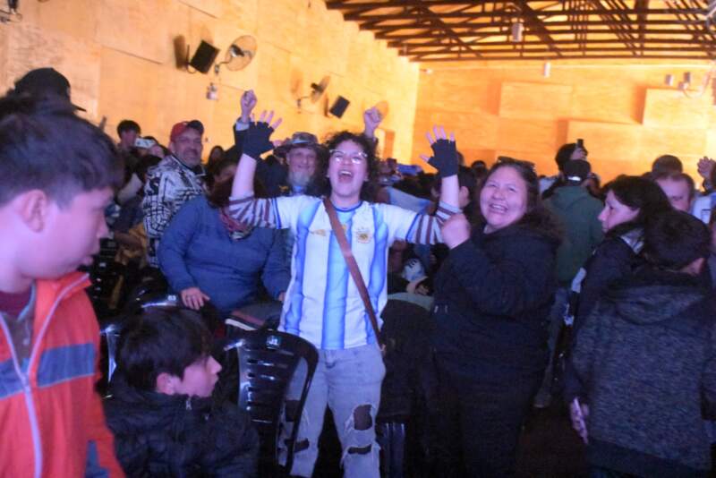 La cábala sigue en el Cine Teatro Alem: una tarde de emoción junto a la Selección Argentina 5 La cábala sigue en el Cine Teatro Alem: una tarde de emoción junto a la Selección Argentina imagen-4