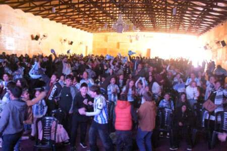 La cábala sigue en el Cine Teatro Alem: una tarde de emoción junto a la Selección Argentina imagen-5