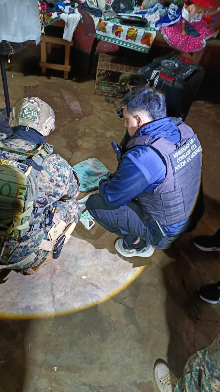 Allanaron una vivienda en Posadas tras denuncias por distintos hechos delictivos y secuestraron armas y objetos robados 5 Allanaron una vivienda en Posadas tras denuncias por distintos hechos delictivos y secuestraron armas y objetos robados imagen-4