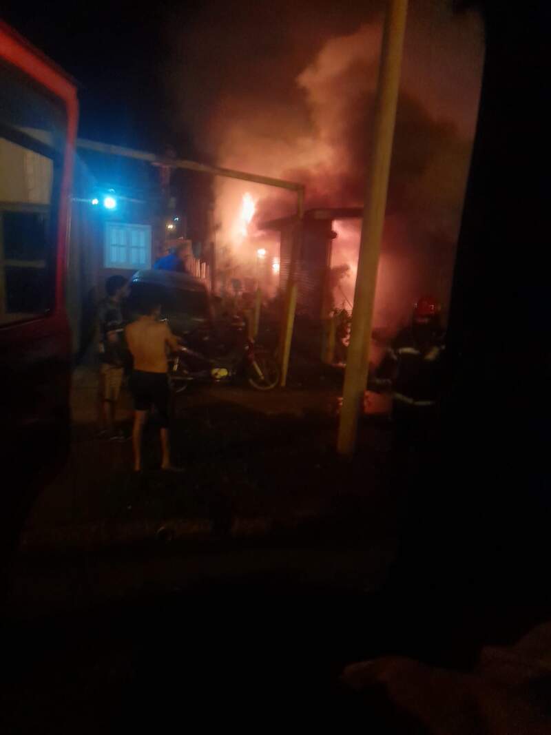Bomberos de la Policía sofocaron un incendio en una vivienda de Posadas 3 Bomberos de la Policía sofocaron un incendio en una vivienda de Posadas imagen-2