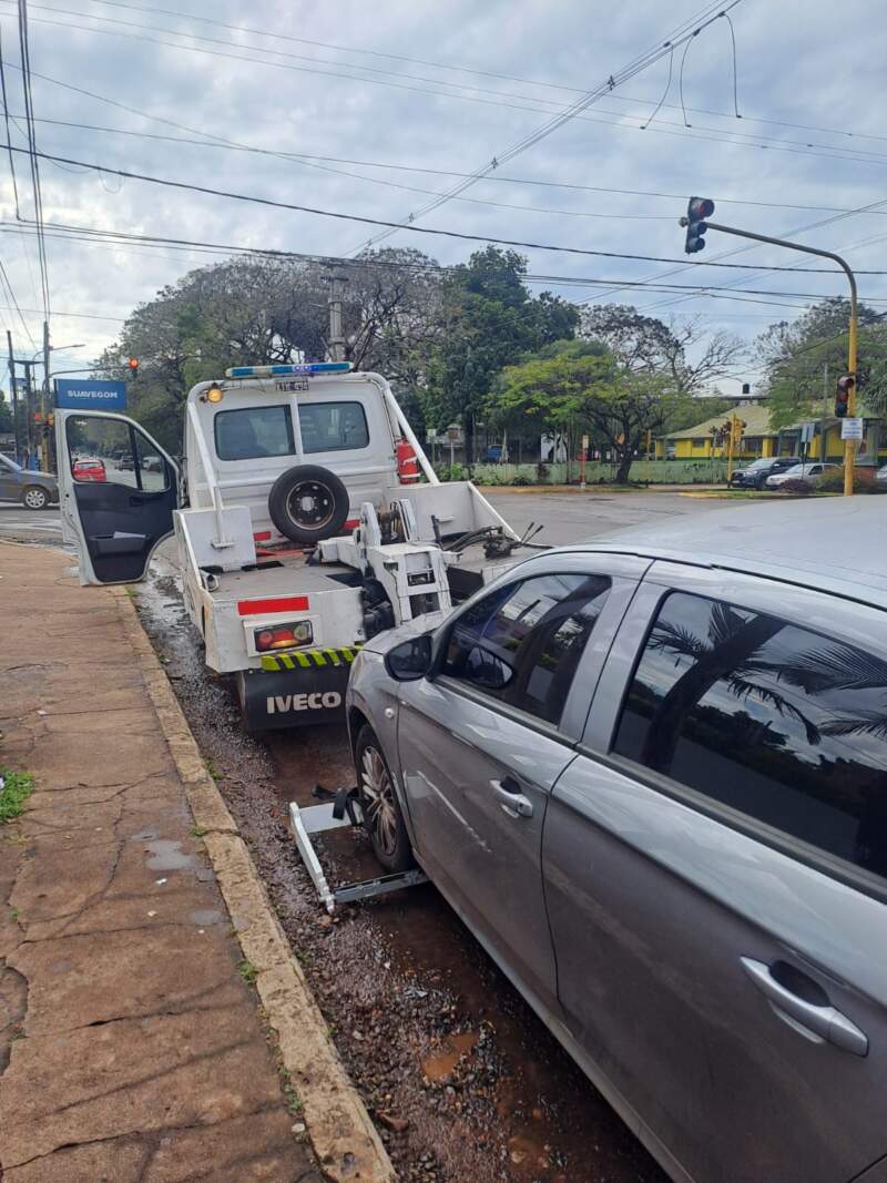 Con 1,88 g/l de alcohol en sangre, chocó contra una camioneta municipal y terminó detenido en Posadas 5 Con 1,88 g/l de alcohol en sangre, chocó contra una camioneta municipal y terminó detenido en Posadas imagen-4