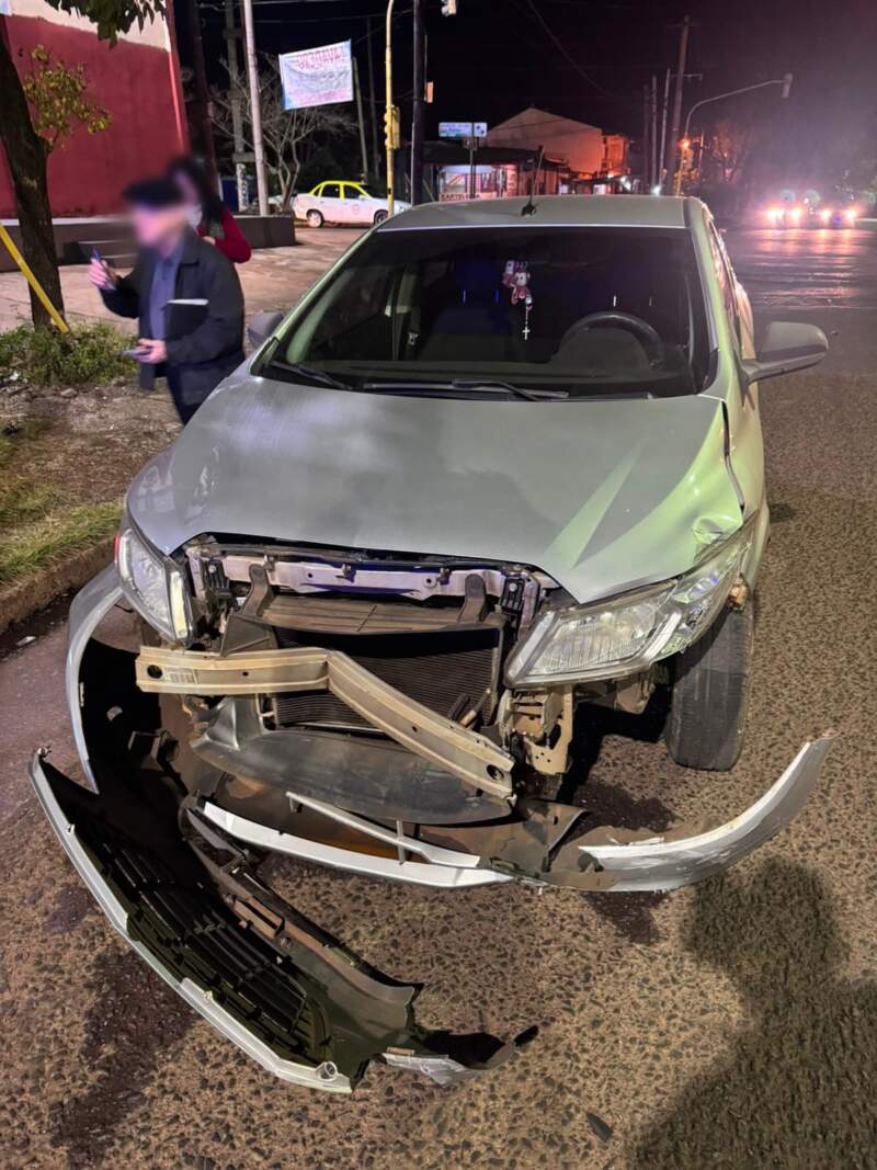 Colisión entre una ambulancia y un automóvil en Posadas imagen-2
