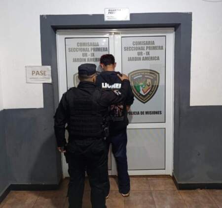 Una gresca terminó con un adolescente apuñalado y un hombre detenido en Jardín América imagen-7